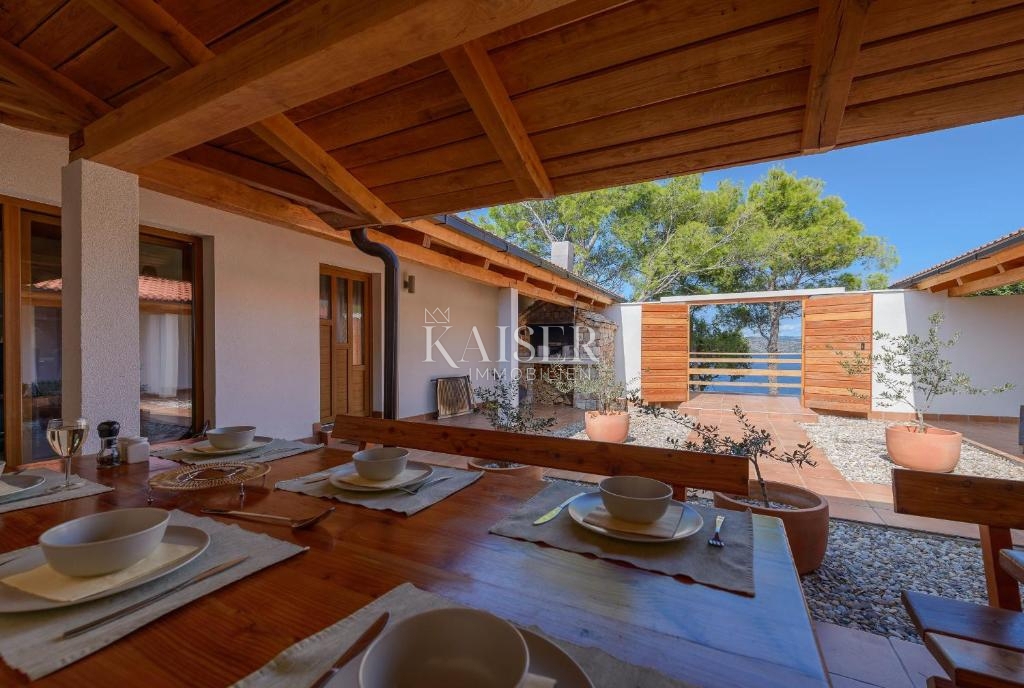 Split, Drvenik - Luksuzna kamnita vila, 8700 m2, prva vrsta do morja