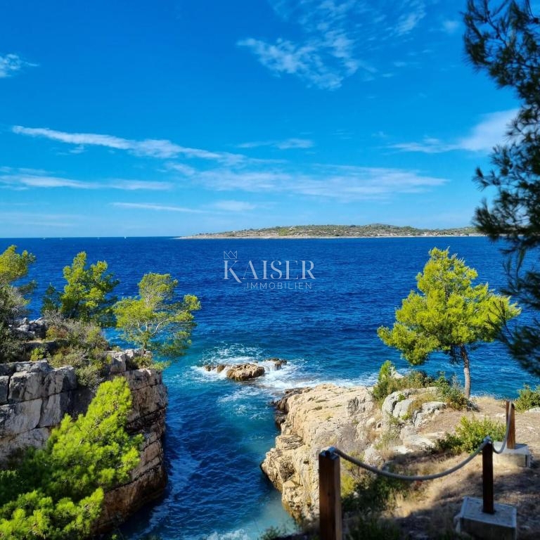 Split, Drvenik - Luksuzna kamnita vila, 8700 m2, prva vrsta do morja