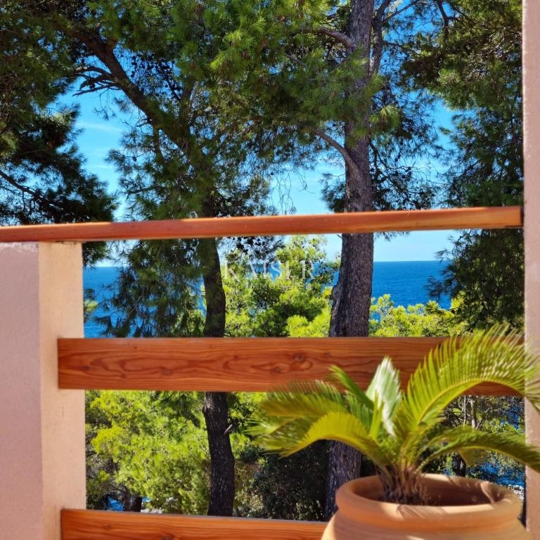 Split, Drvenik - Luksuzna kamnita vila, 8700 m2, prva vrsta do morja