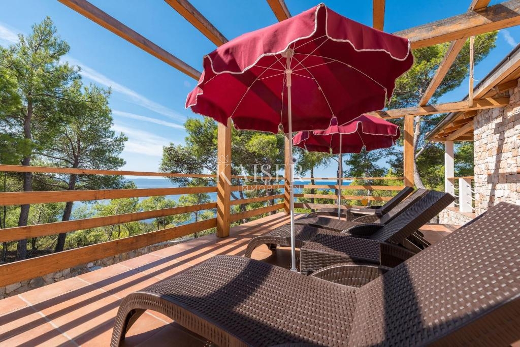 Split, Drvenik - Luksuzna kamnita vila, 8700 m2, prva vrsta do morja