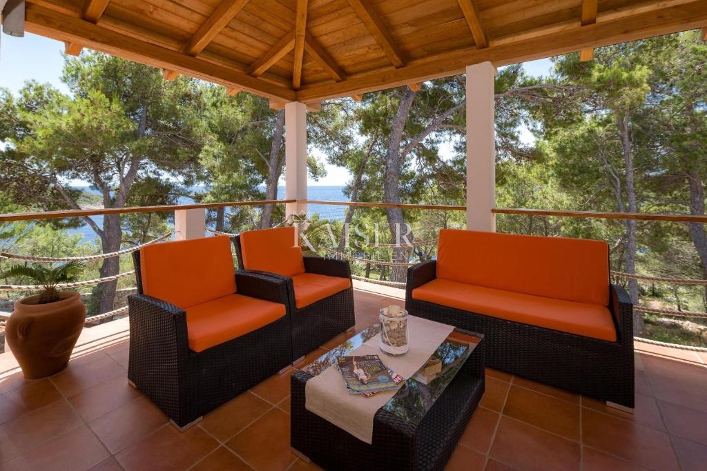 Split, Drvenik - Luksuzna kamnita vila, 8700 m2, prva vrsta do morja