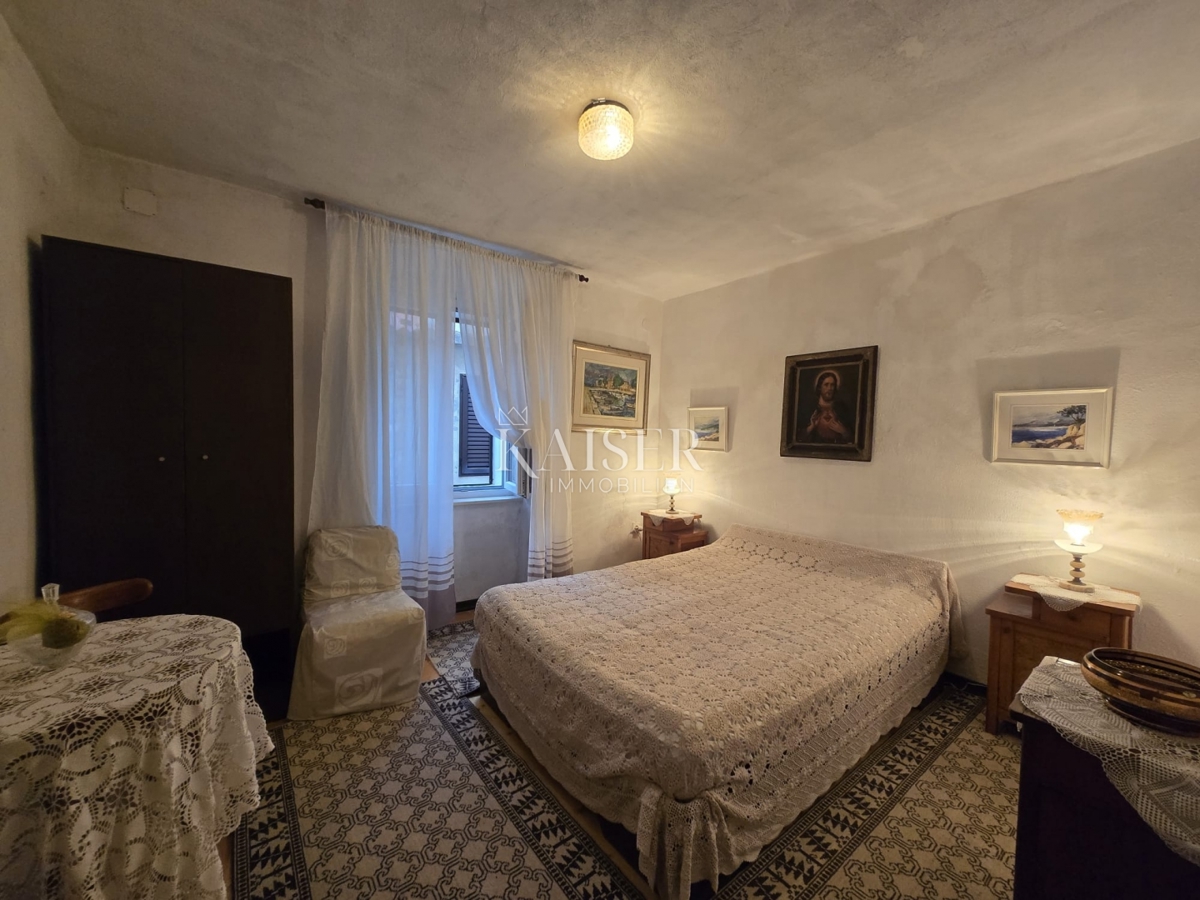 Zadar, Pag - kamnita hiša v središču Paga v bližini trga, le nekaj korakov od peščene plaže