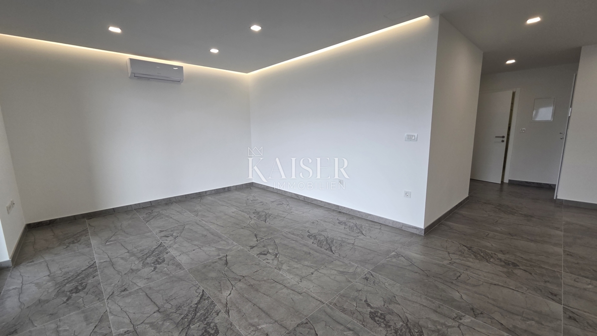 Crikvenica - stanovanje, 2 spalnici + dnevna soba, novogradnja z razgledom, teraso in parkiriščem