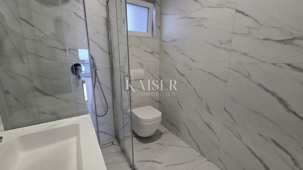 Crikvenica - stanovanje, 2 spalnici + dnevna soba, novogradnja z razgledom, teraso in parkiriščem