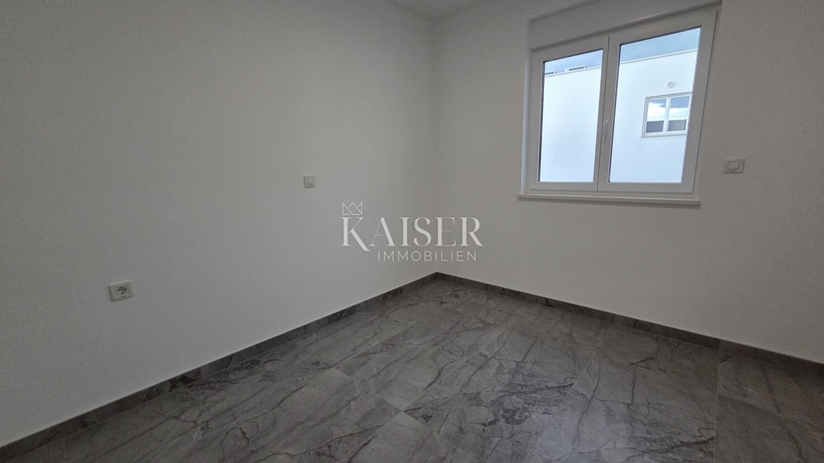 Crikvenica - stanovanje, 2 spalnici + dnevna soba, novogradnja z razgledom, teraso in parkiriščem