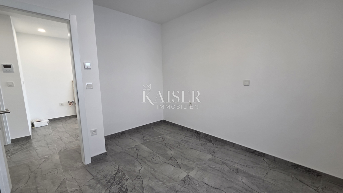 Crikvenica - stanovanje, 2 spalnici + dnevna soba, novogradnja z razgledom, teraso in parkiriščem