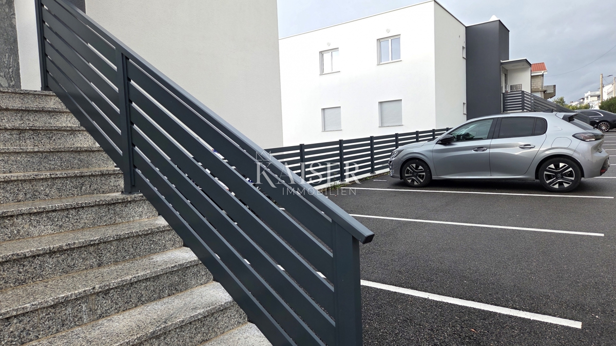 Crikvenica - stanovanje, 2 spalnici + dnevna soba, novogradnja z razgledom, teraso in parkiriščem