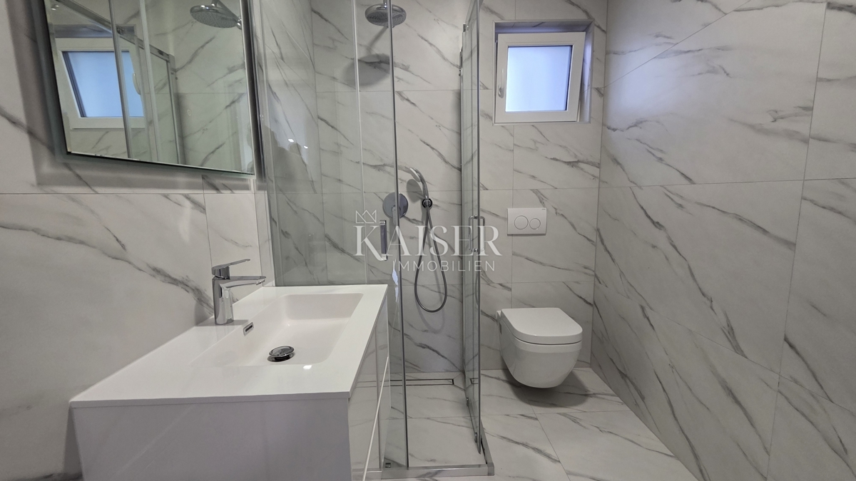 Crikvenica - stanovanje, 2 spalnici + dnevna soba, novogradnja z razgledom, teraso in parkiriščem