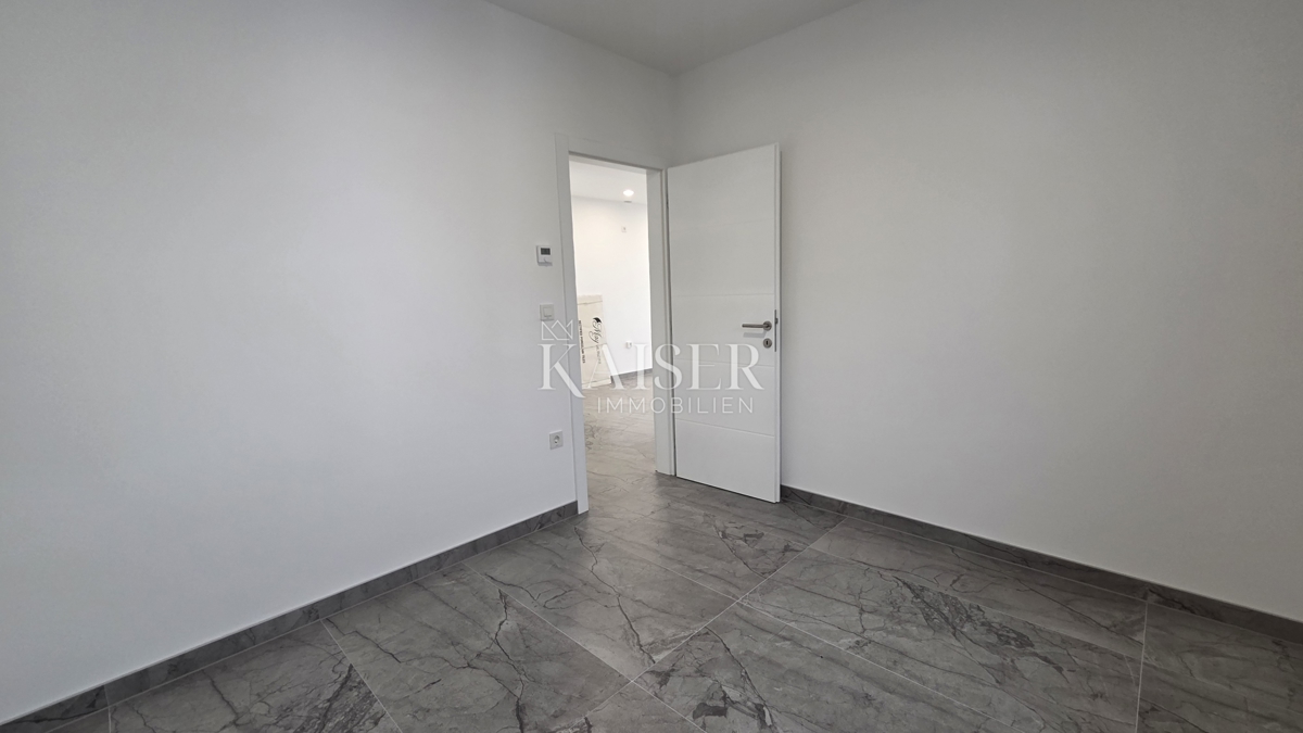 Crikvenica - stanovanje, 2 spalnici + dnevna soba, novogradnja z razgledom, teraso in parkiriščem