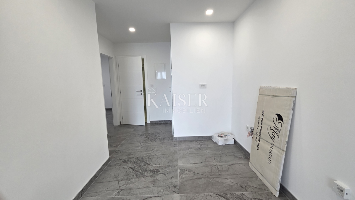 Crikvenica - stanovanje, 2 spalnici + dnevna soba, novogradnja z razgledom, teraso in parkiriščem