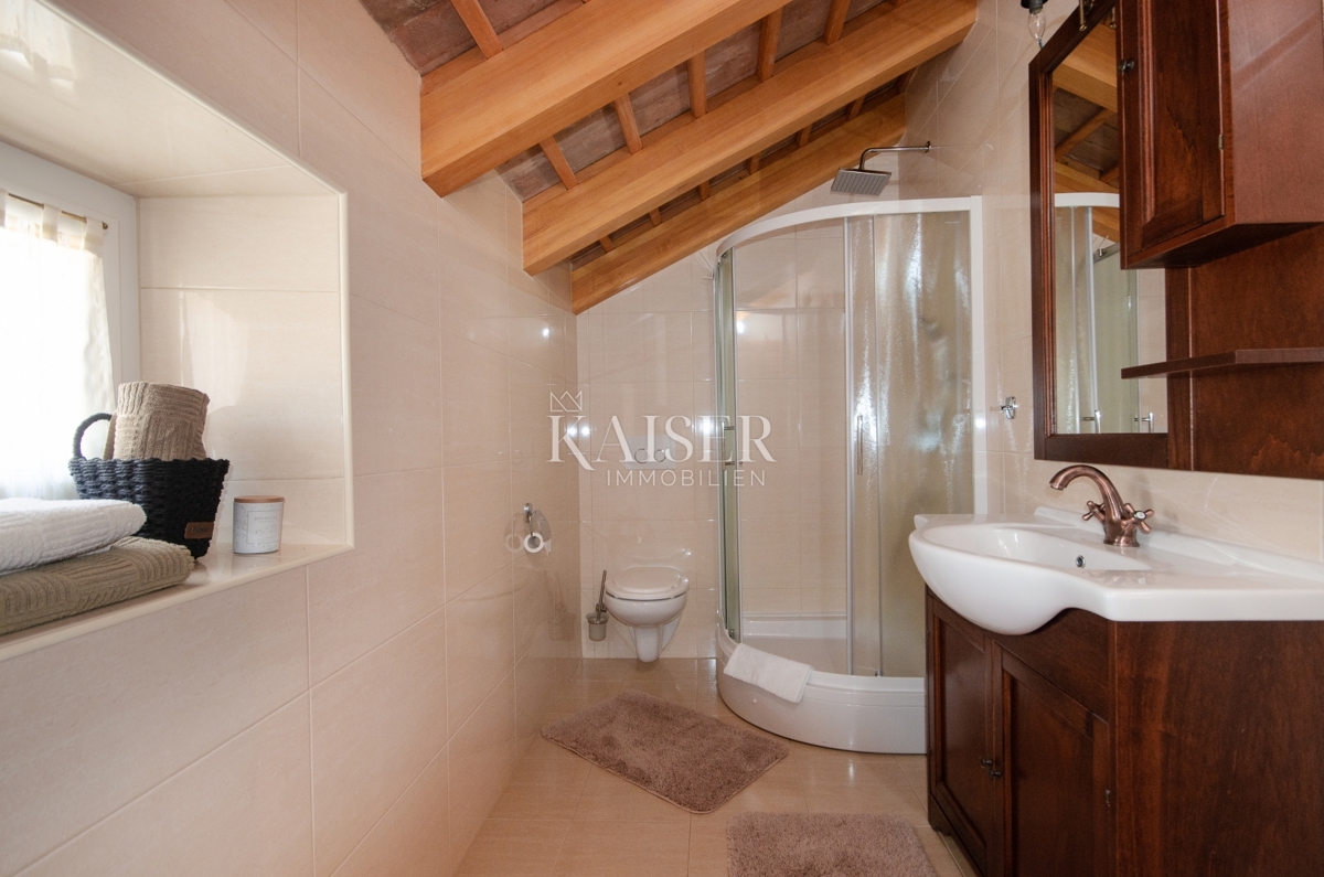 Istra, območje Rovinja - očarljiva kamnita hiša 170m2 z bazenom