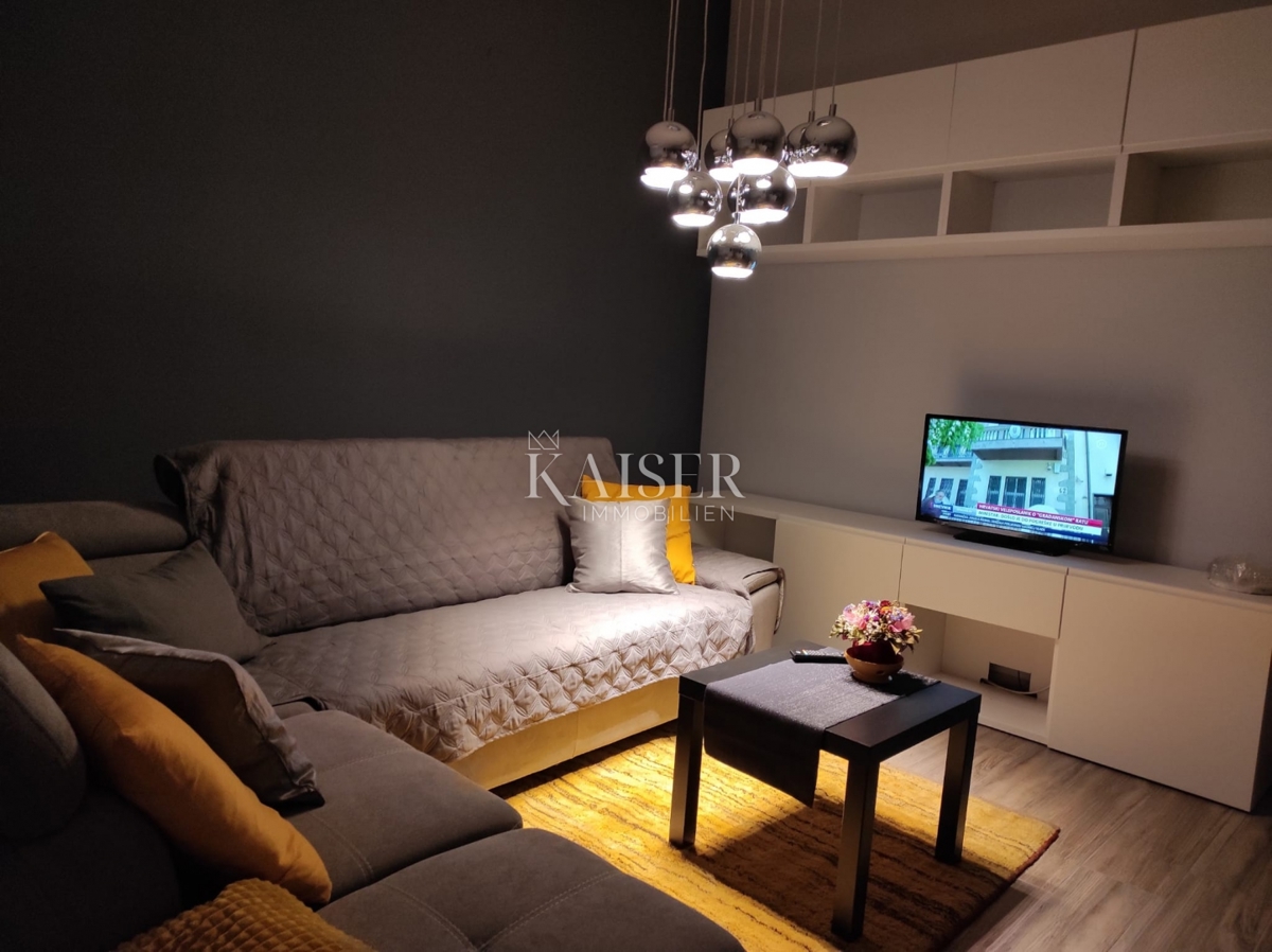 Novi Vinodolski - 2-sobno stanovanje z dnevno sobo v centru mesta s parkirnim mestom