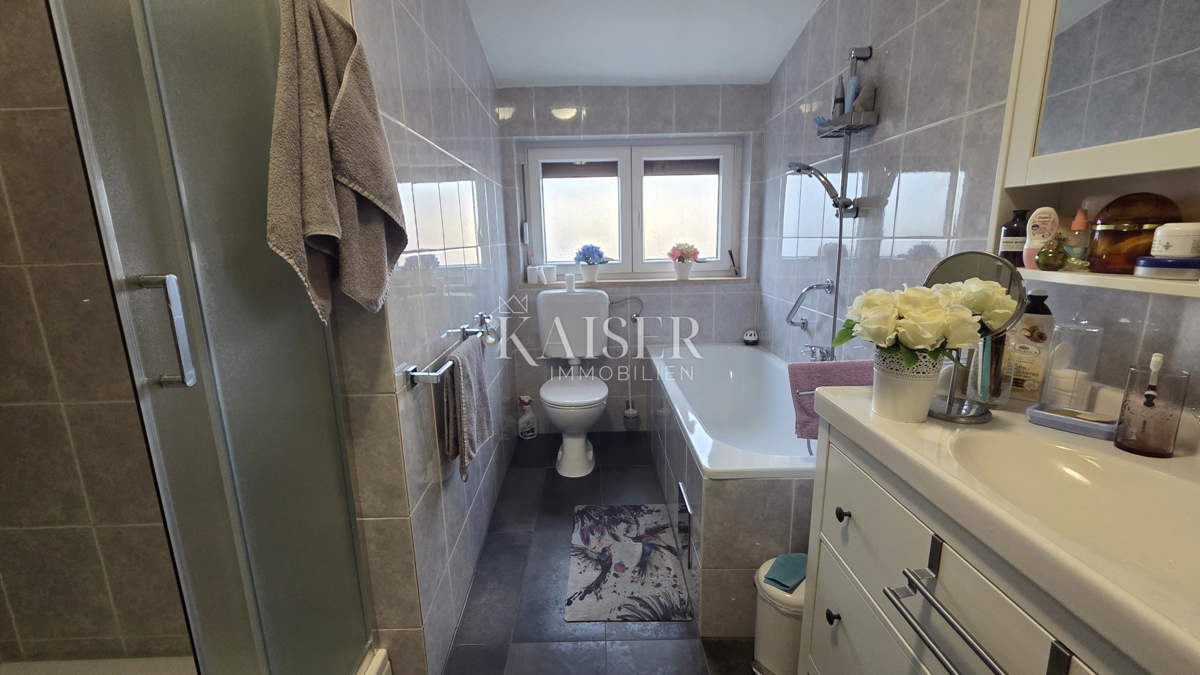 Novi Vinodolski - 2-sobno stanovanje z dnevno sobo v centru mesta s parkirnim mestom