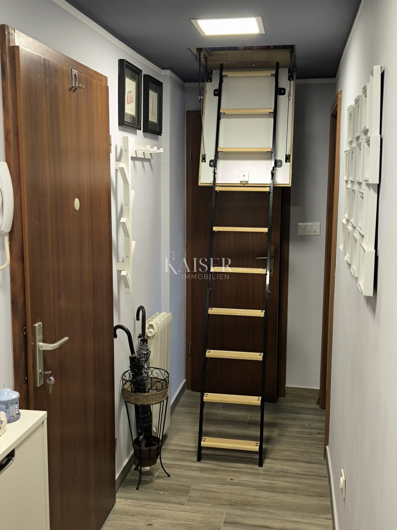 Novi Vinodolski - 2-sobno stanovanje z dnevno sobo v centru mesta s parkirnim mestom