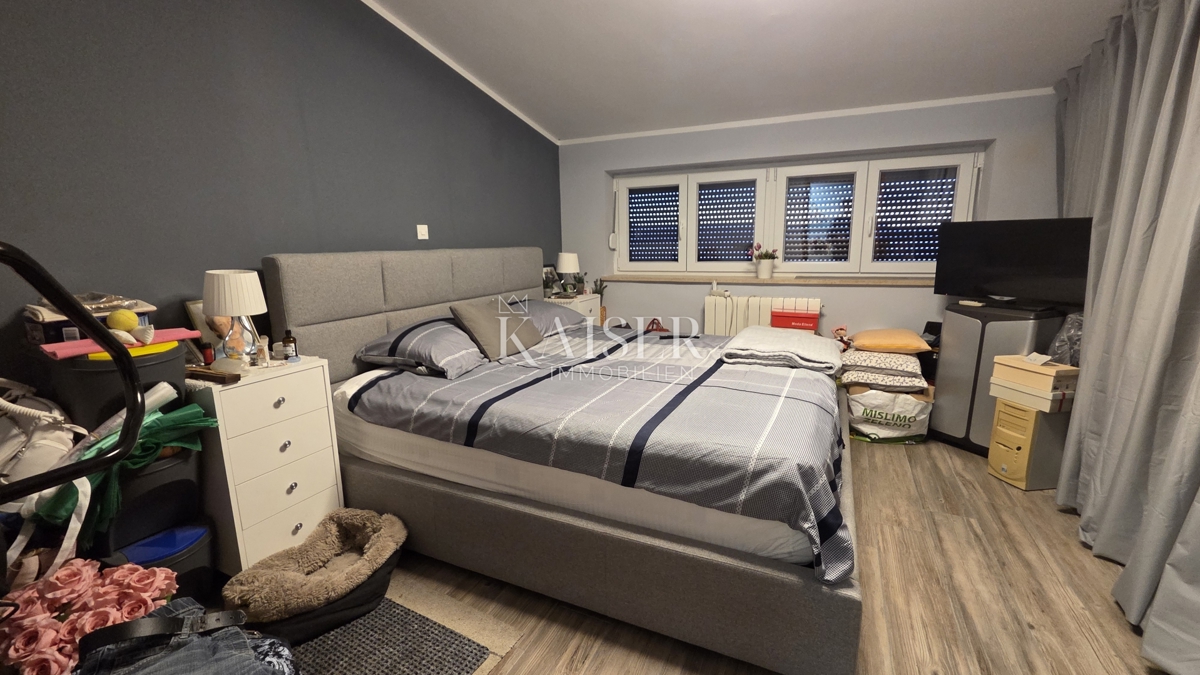 Novi Vinodolski - 2-sobno stanovanje z dnevno sobo v centru mesta s parkirnim mestom