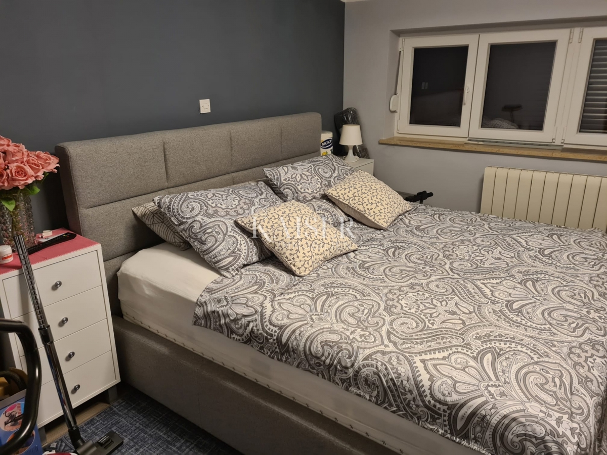 Novi Vinodolski - 2-sobno stanovanje z dnevno sobo v centru mesta s parkirnim mestom