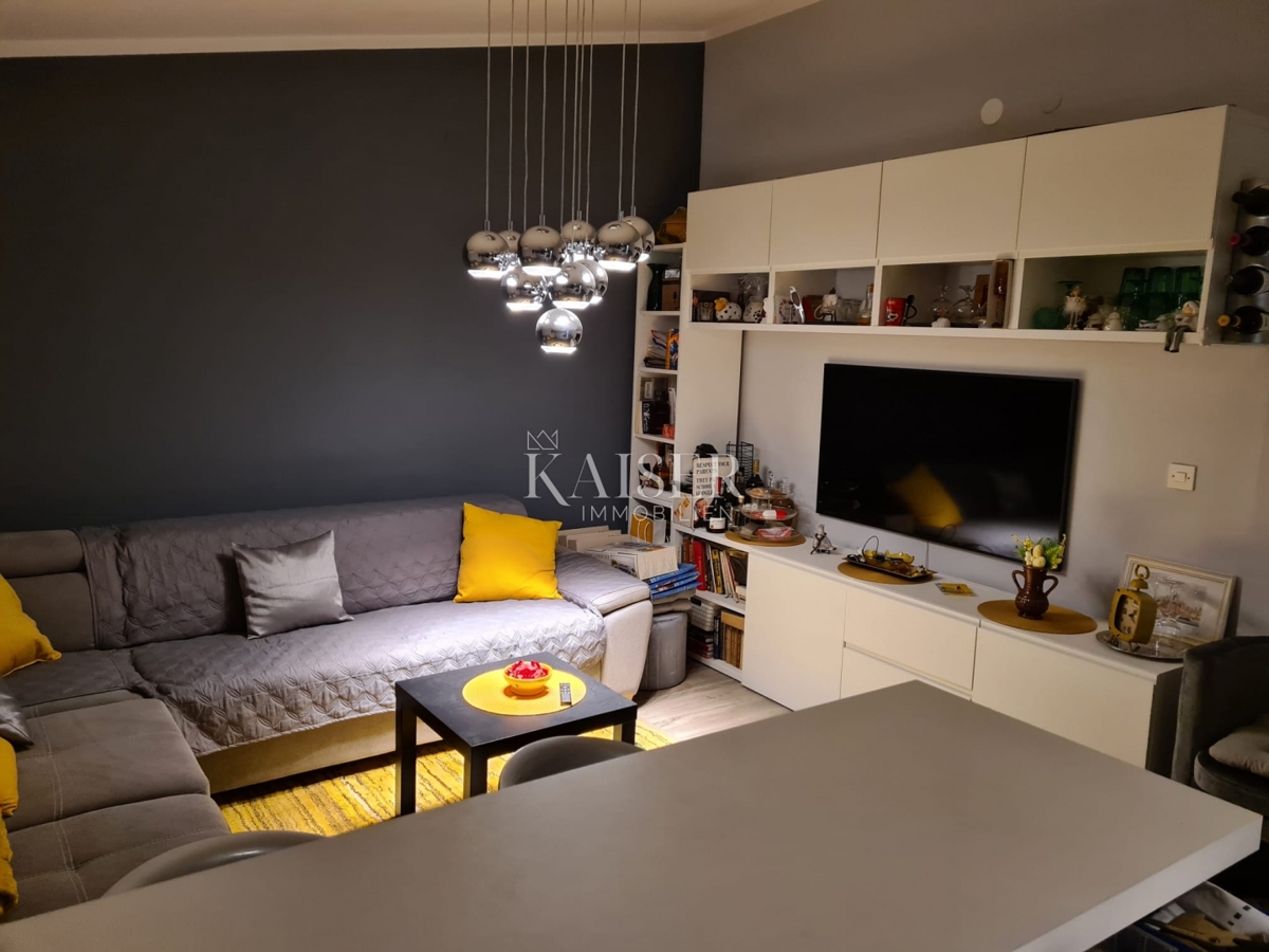 Novi Vinodolski - 2-sobno stanovanje z dnevno sobo v centru mesta s parkirnim mestom