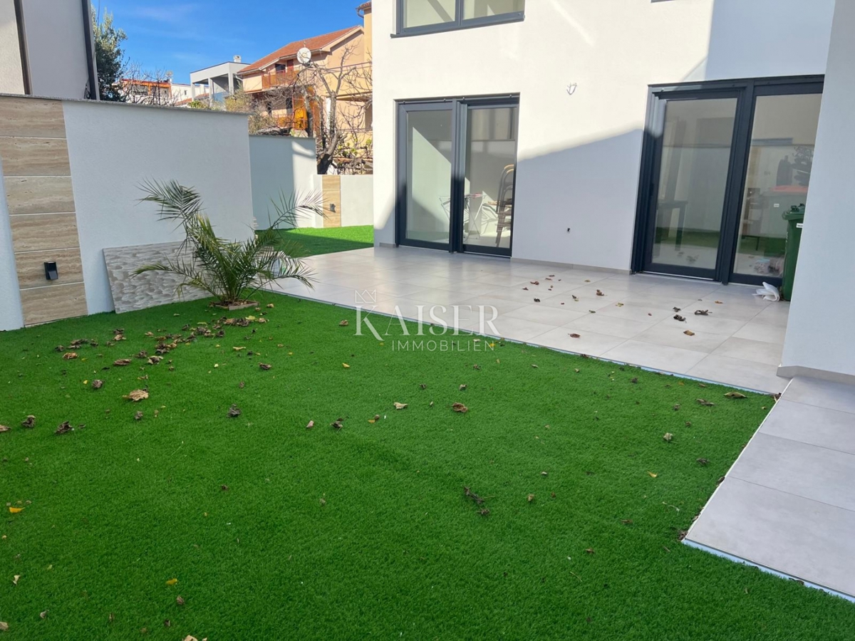 Srima, Vodice - Moderna trietažna hiša (S1) s pogledom na morje