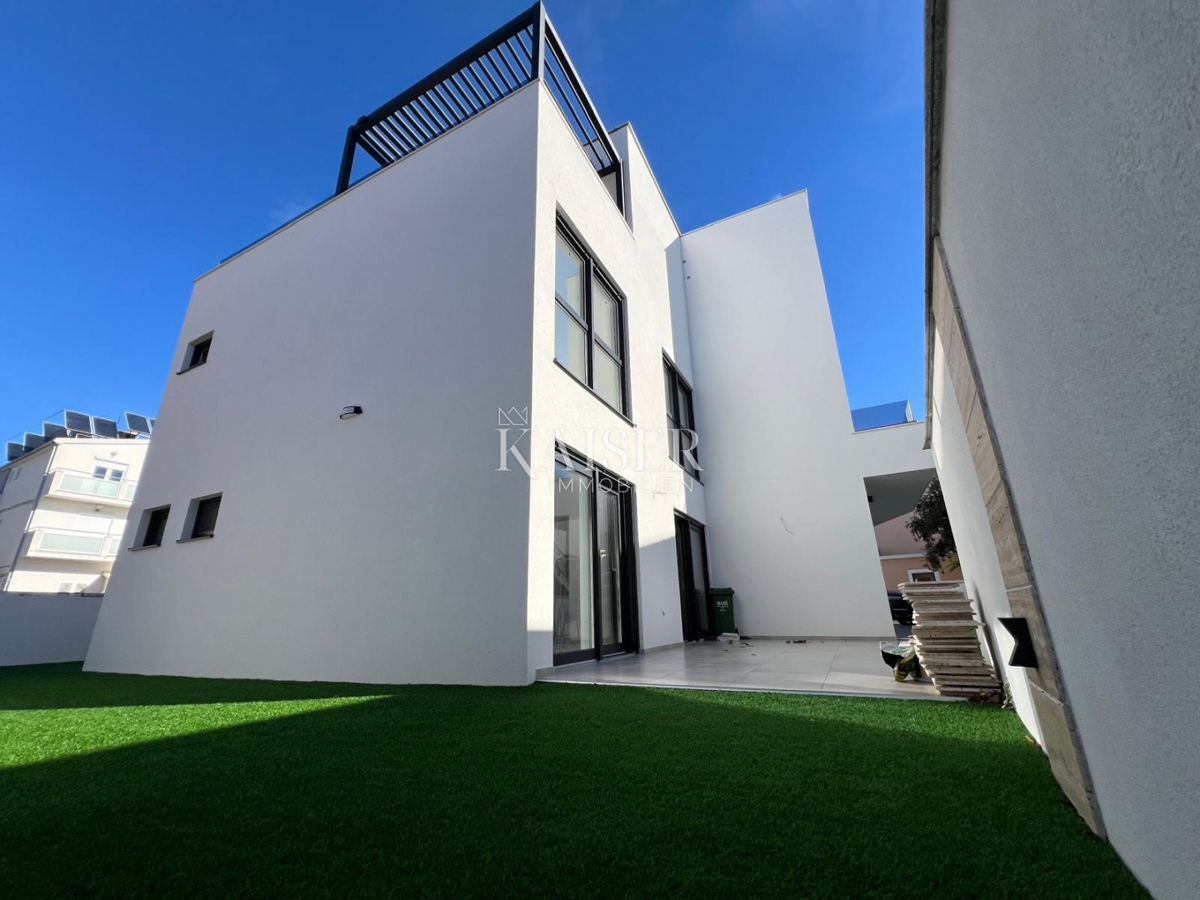 Srima, Vodice - Moderna trietažna hiša (S1) s pogledom na morje