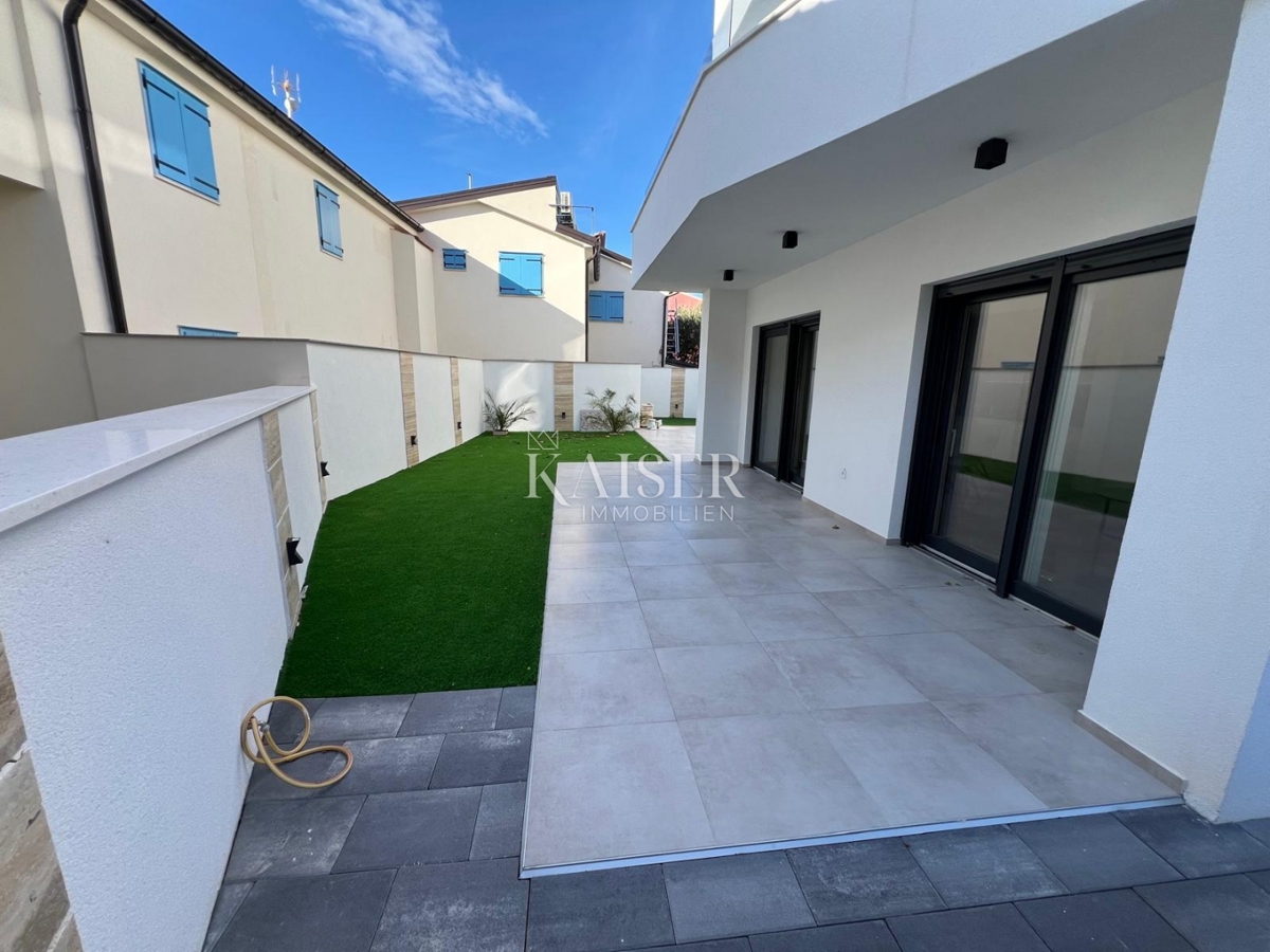 Srima, Vodice - Moderna trietažna hiša (S1) s pogledom na morje