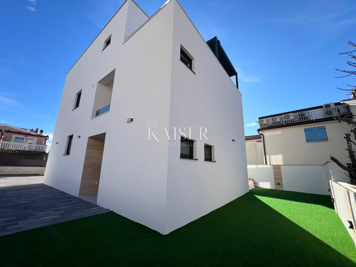 Srima, Vodice - Moderna trietažna hiša (S1) s pogledom na morje