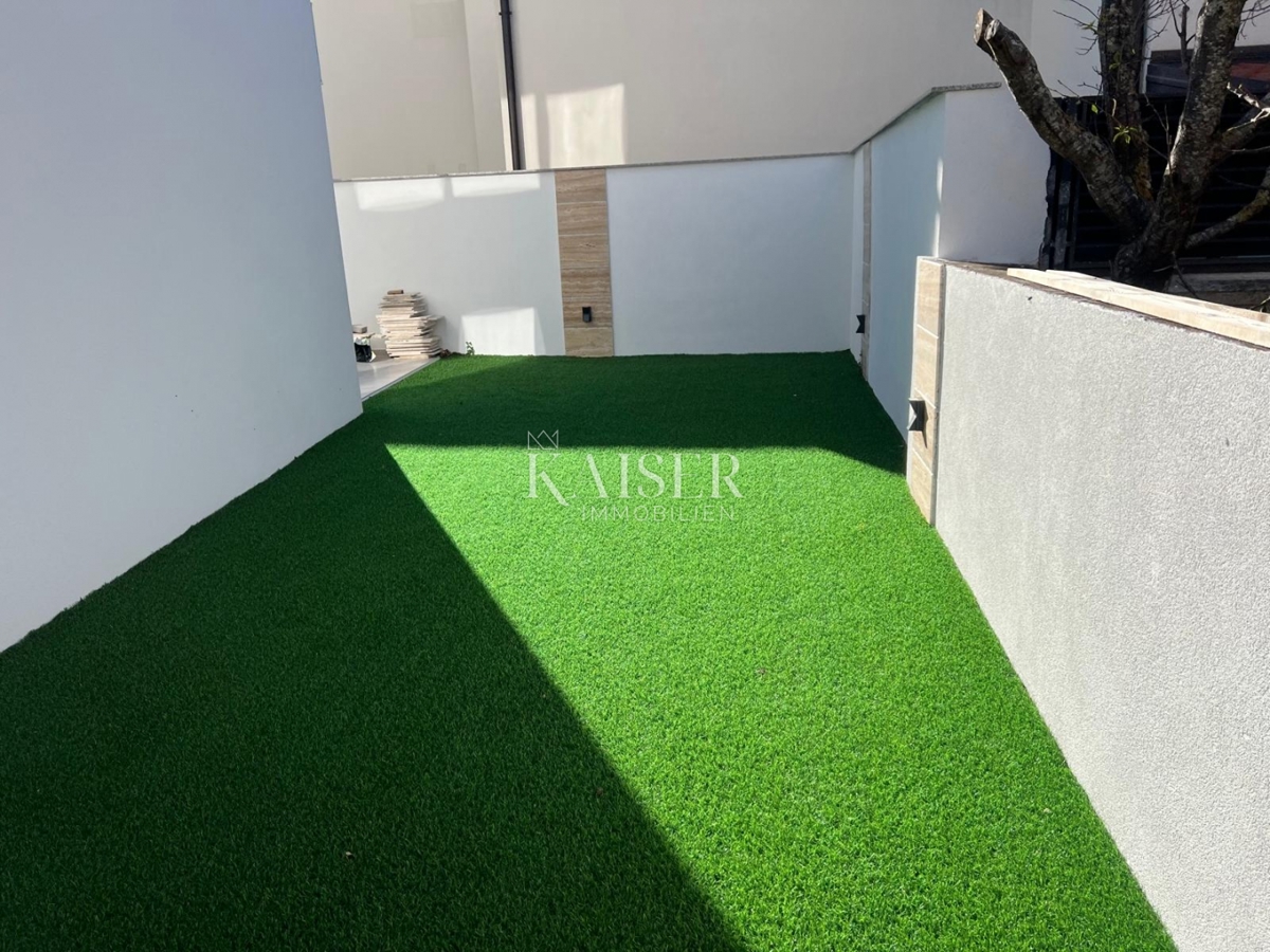 Srima, Vodice - Moderna trietažna hiša (S1) s pogledom na morje