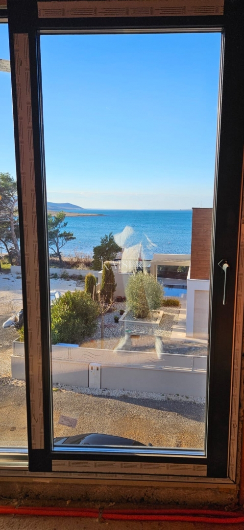 Rovanjska - Novogradnja 81 m2, 50 m od plaže