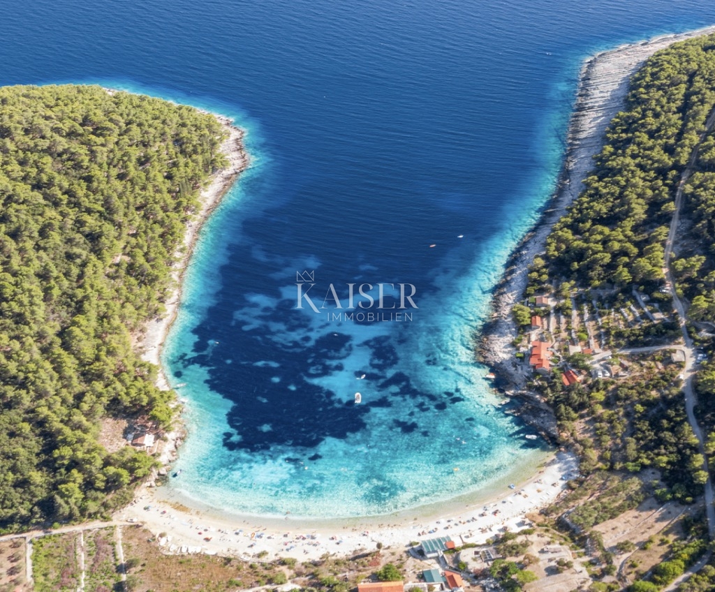 Otok Hvar - hiša prva vrsta ob morju