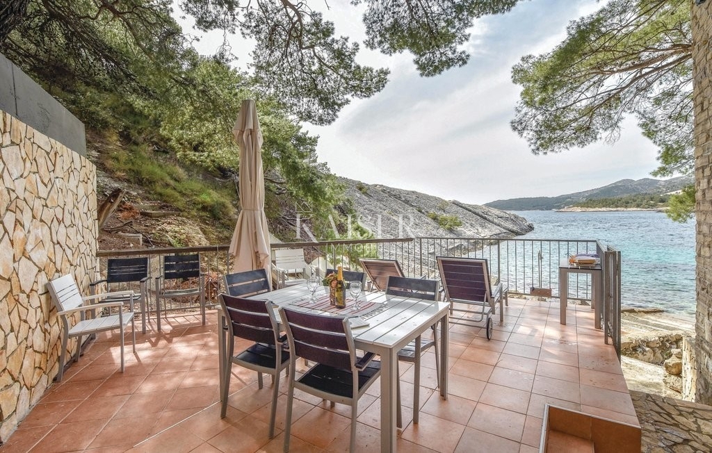 Otok Hvar - hiša prva vrsta ob morju