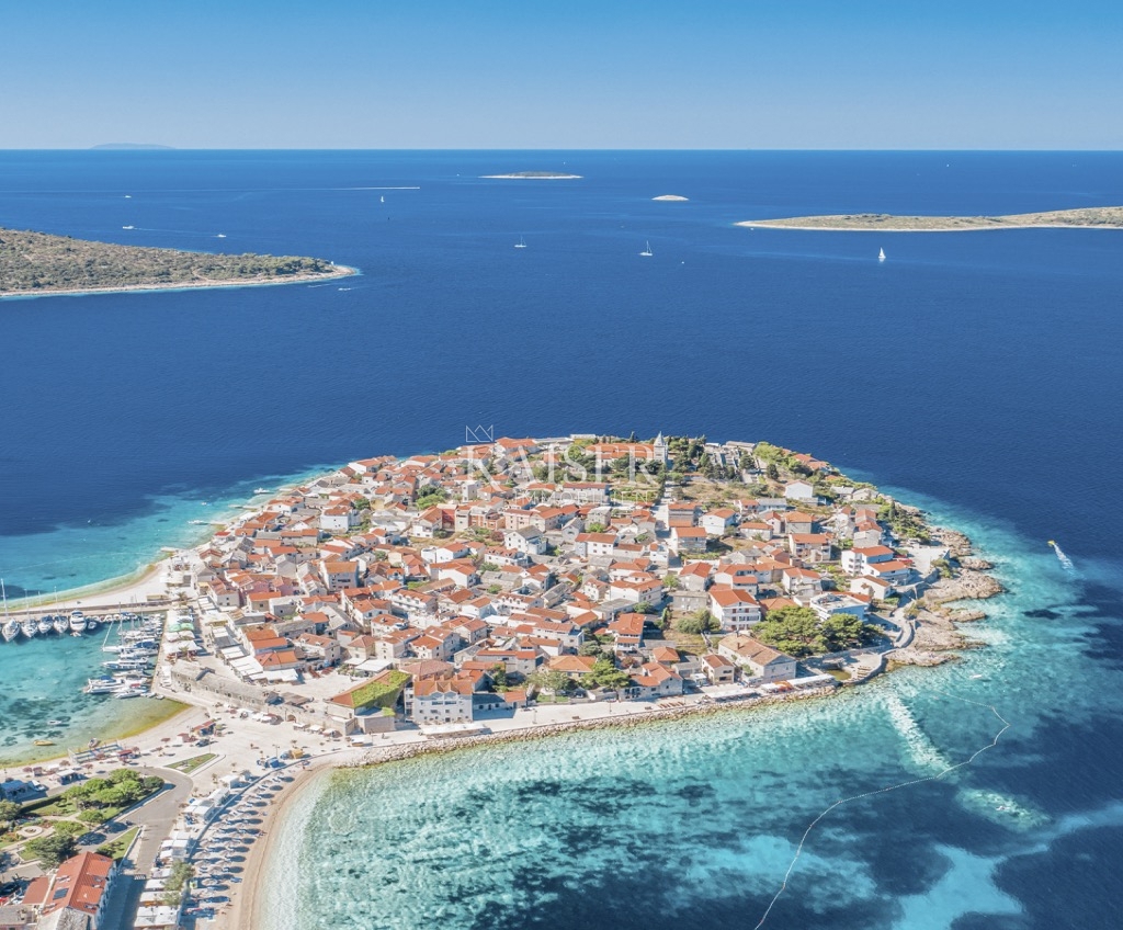 Otok Hvar - hiša prva vrsta ob morju