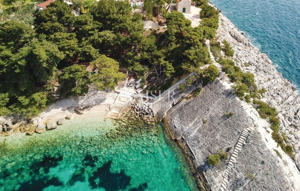 Otok Hvar - hiša prva vrsta ob morju