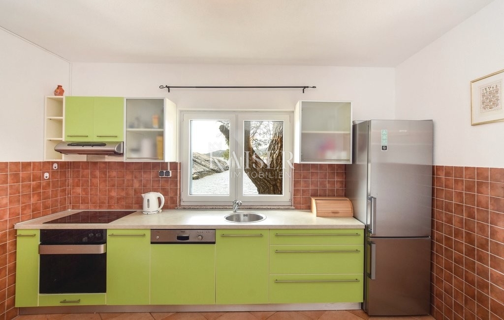 Otok Hvar - hiša prva vrsta ob morju