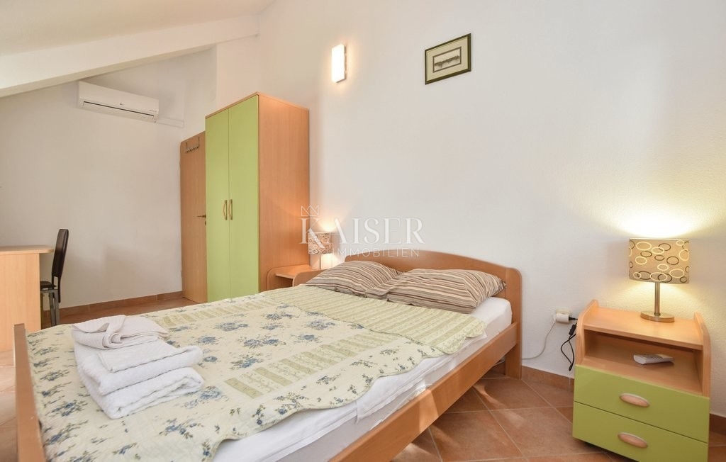 Otok Hvar - hiša prva vrsta ob morju