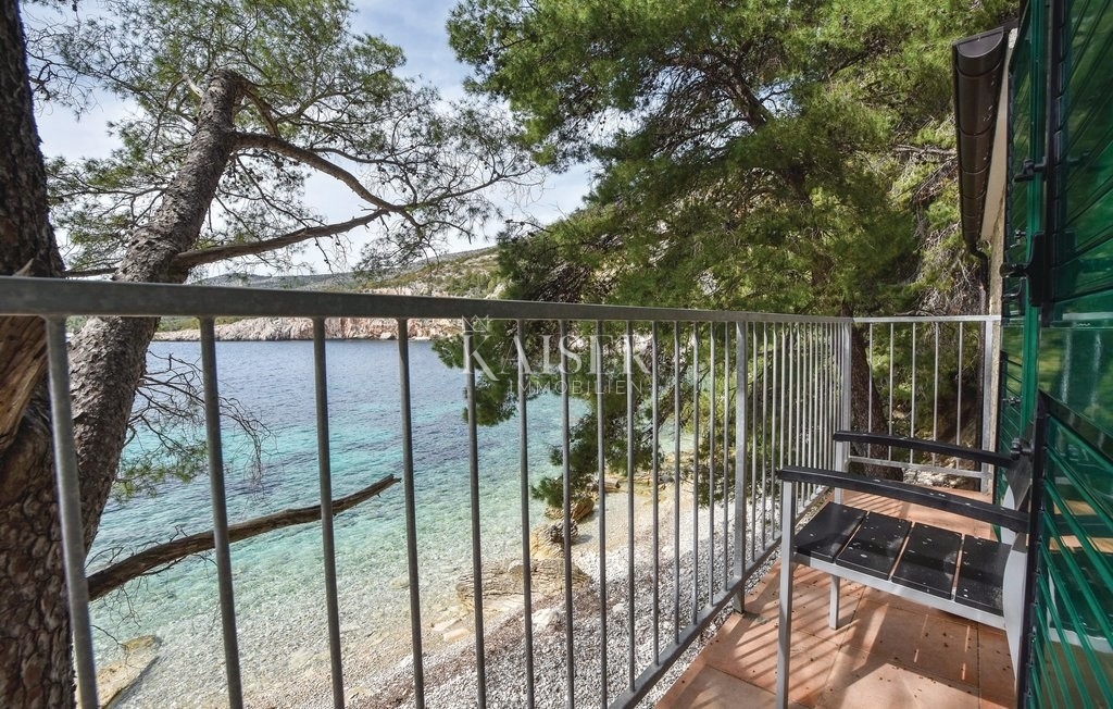 Otok Hvar - hiša prva vrsta ob morju