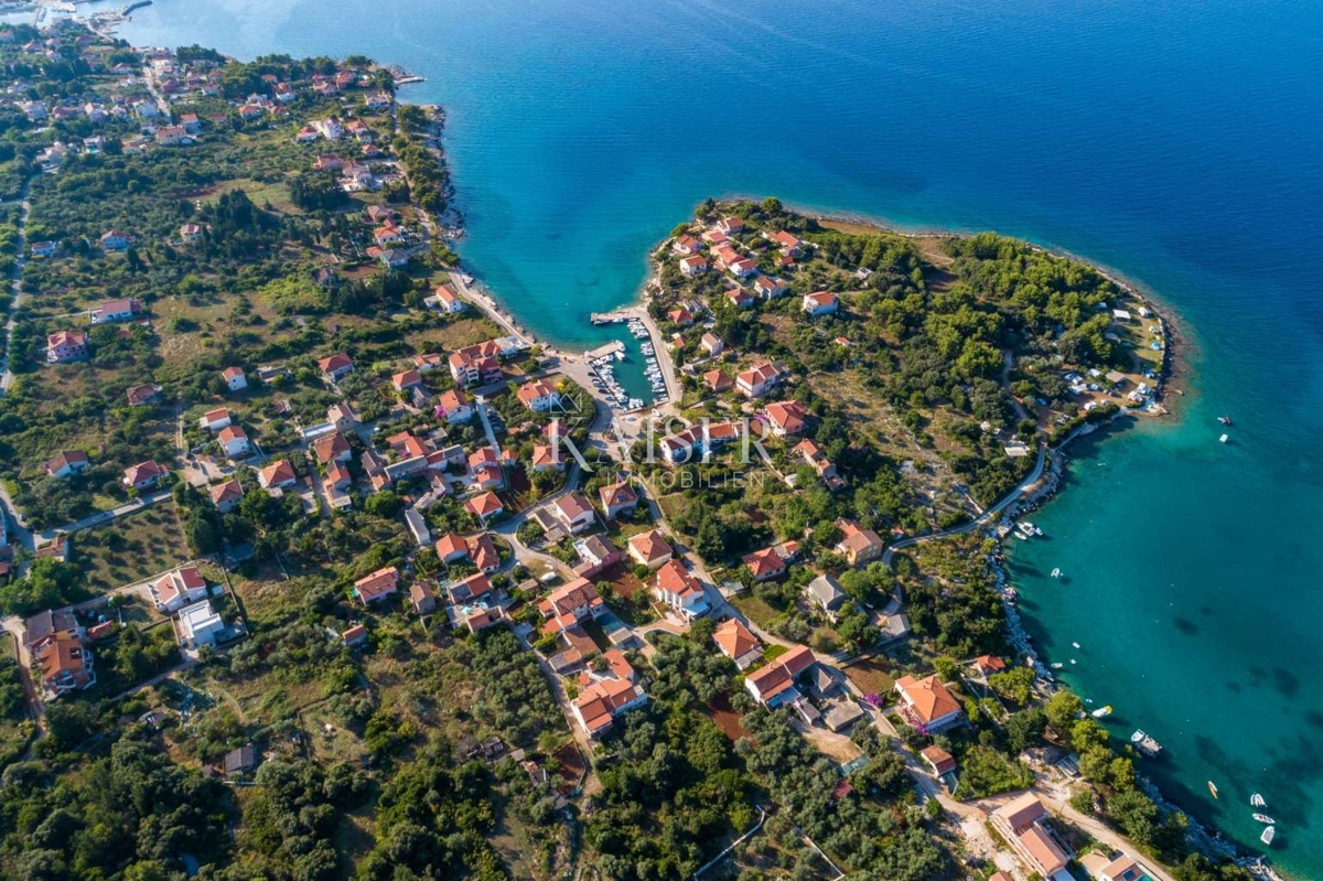 Otok Ugljan, Čeprljanda - gradbeno zemljišče prva vrsta do morja 6300 m2 - cena na povpraševanje