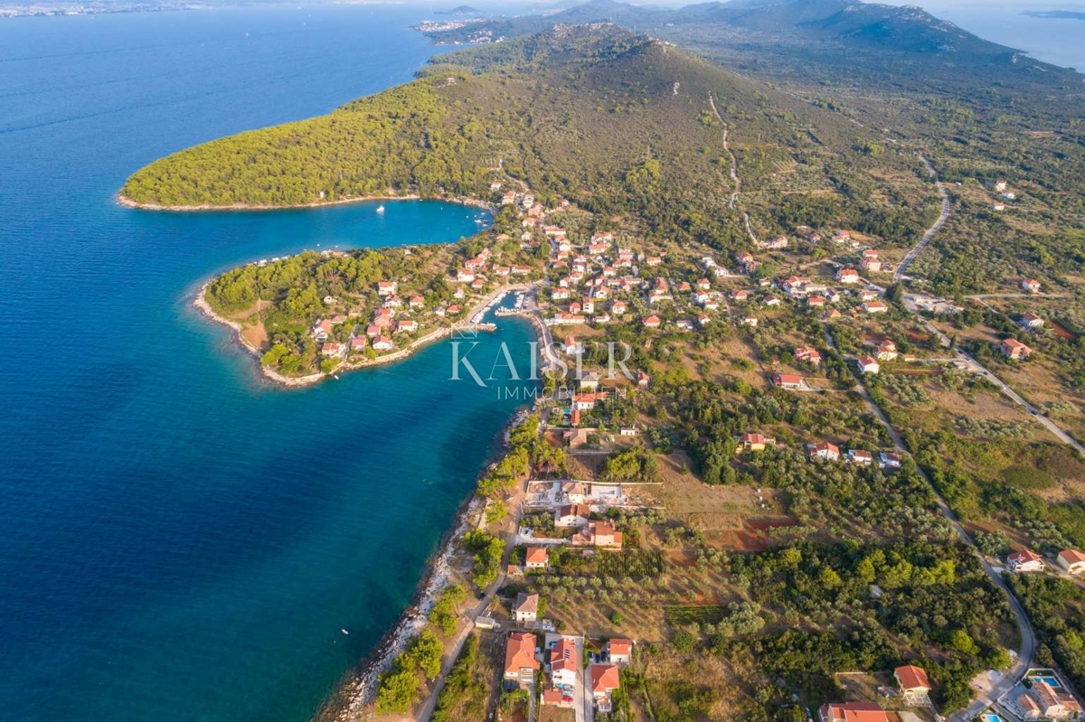 Otok Ugljan, Čeprljanda - gradbeno zemljišče prva vrsta do morja 6300 m2 - cena na povpraševanje