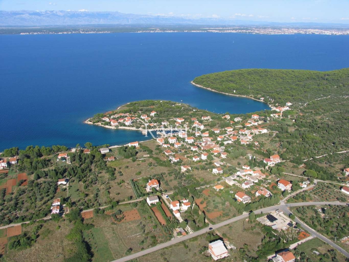 Otok Ugljan, Čeprljanda - gradbeno zemljišče prva vrsta do morja 6300 m2 - cena na povpraševanje