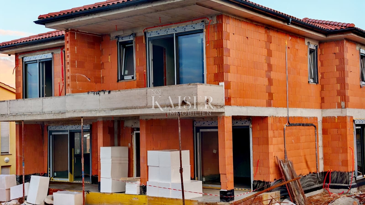 Otok Krk, Malinska - moderna polsamostojna hiša 120m2 z bazenom