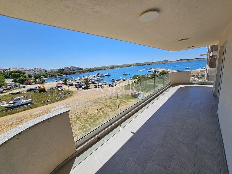 Pag, Povljana - apartma 56 m2 prva vrsta do morja