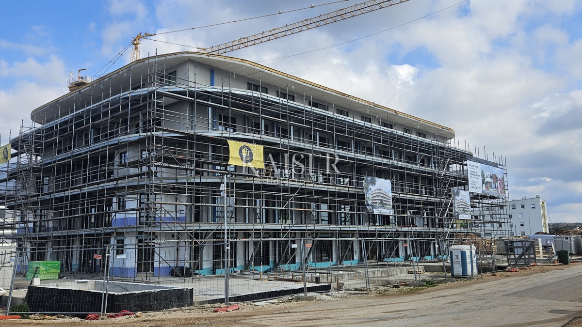 Umag, Istra, redkost na trgu, najprestižnejša stavba v Umagu