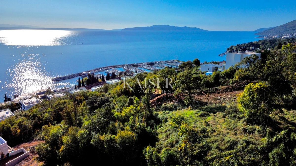 Ekskluzivni penthouse v Ičićih - življenje v srcu mediteranske elegance s pogledom na morje