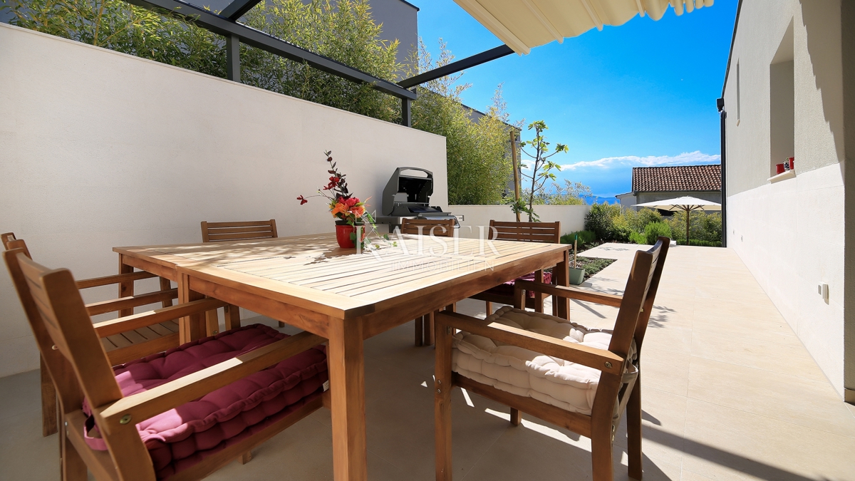 Otok Krk, Malinska - Moderna vila 200m2 z bazenom in pogledom na morje