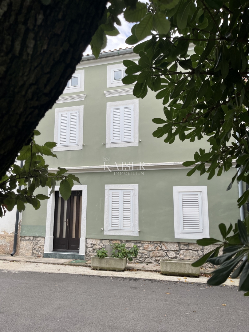 Otok Krk, Punat - avtentična kamnita hiša v prvi vrsti do morja