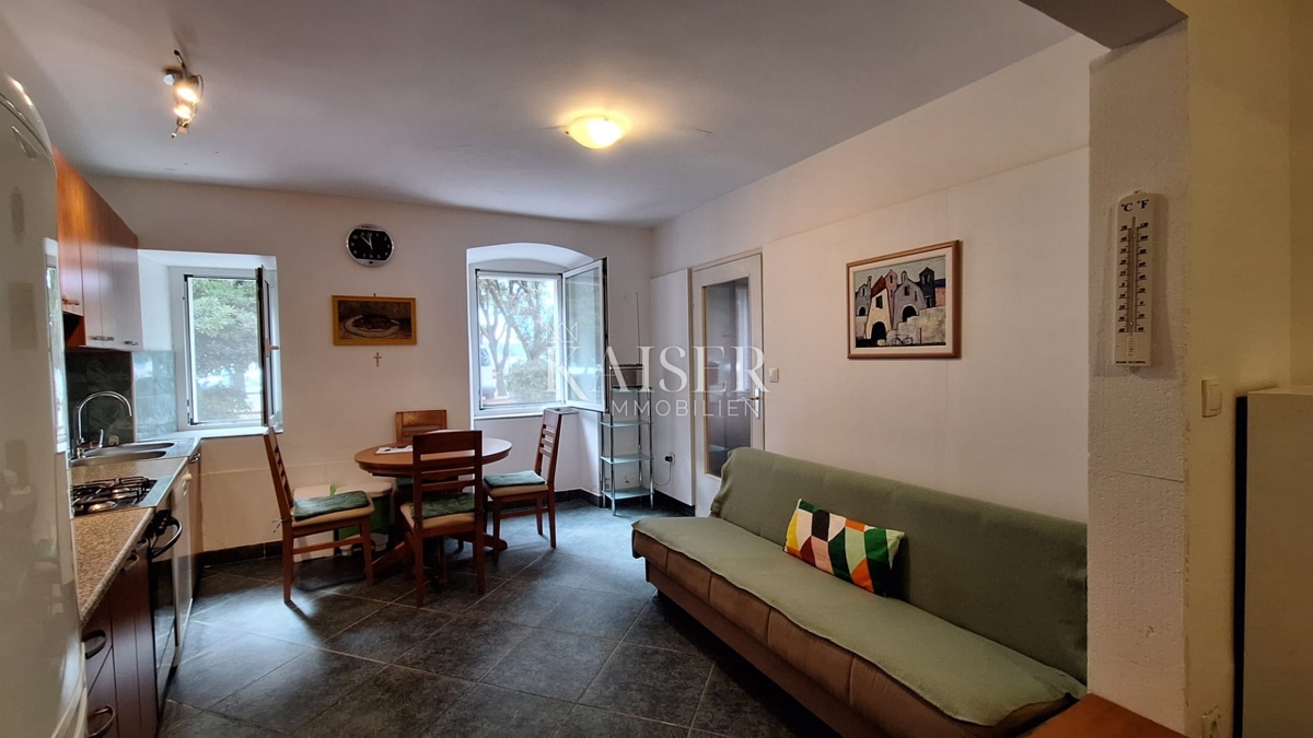 Otok Krk, Punat - avtentična kamnita hiša v prvi vrsti do morja