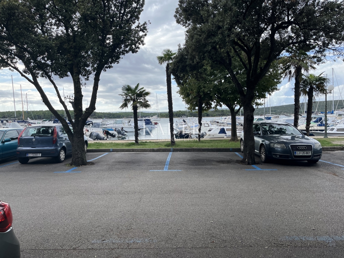 Otok Krk, Punat - avtentična kamnita hiša v prvi vrsti do morja