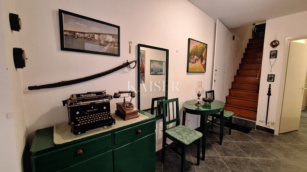 Otok Krk, Punat - avtentična kamnita hiša v prvi vrsti do morja