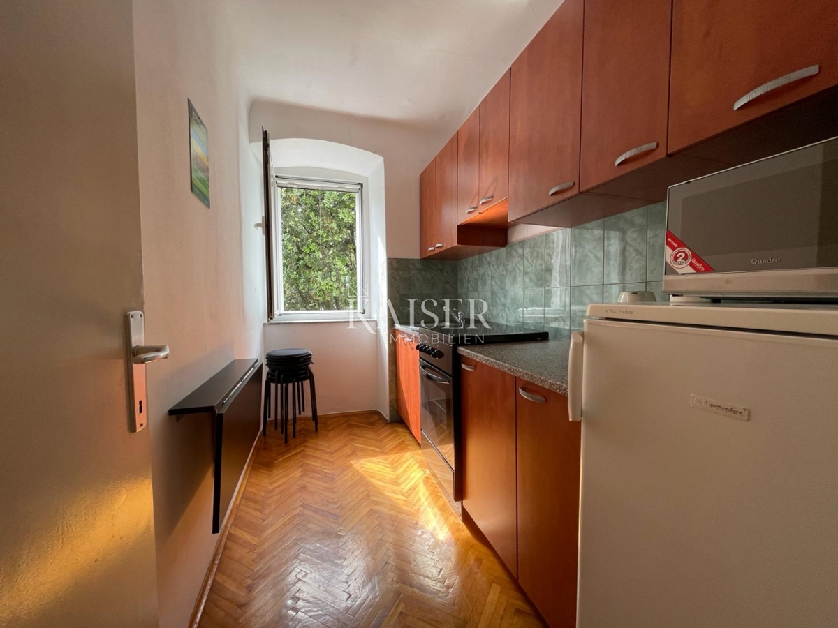 Otok Krk, Punat - avtentična kamnita hiša v prvi vrsti do morja