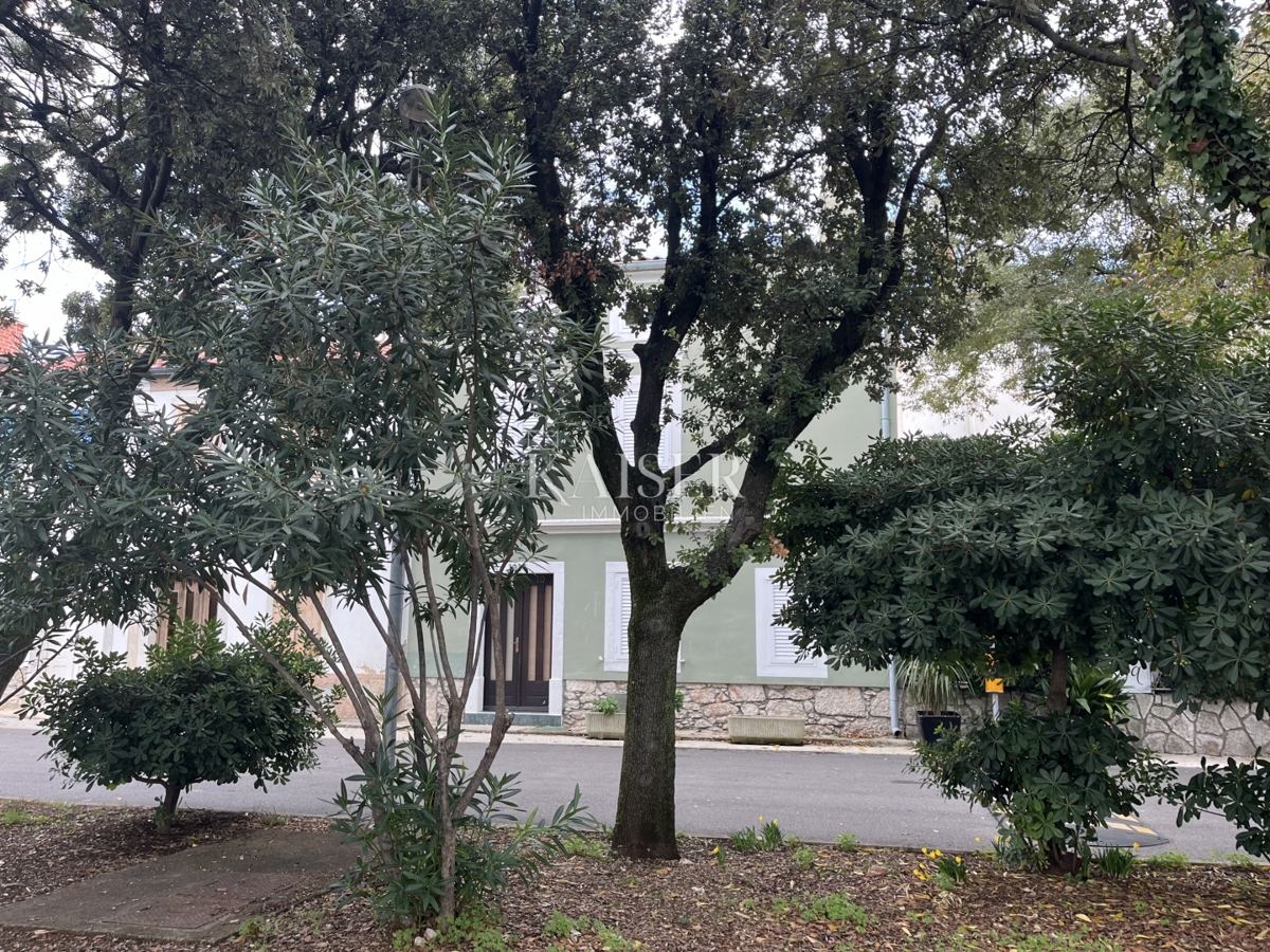 Otok Krk, Punat - avtentična kamnita hiša v prvi vrsti do morja