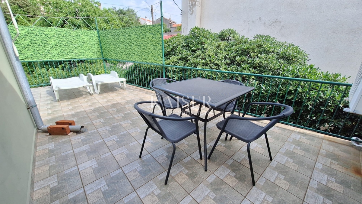 Otok Krk, Punat - avtentična kamnita hiša v prvi vrsti do morja