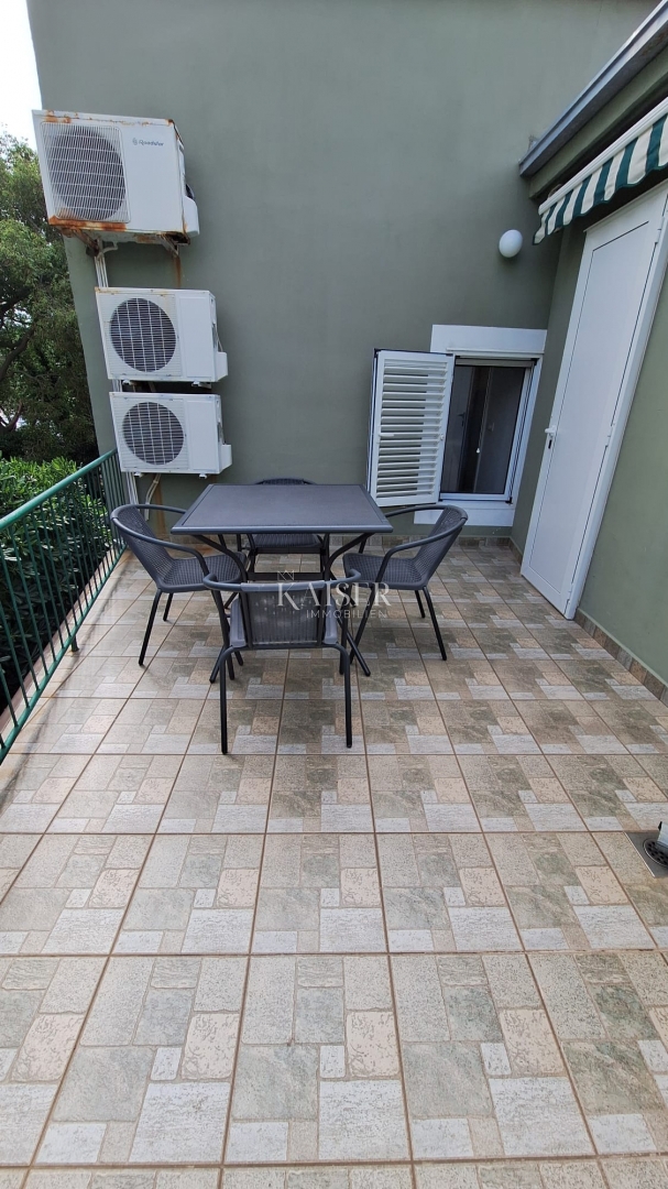 Otok Krk, Punat - avtentična kamnita hiša v prvi vrsti do morja